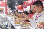 天天黄历“嗦粉”经济火热 中国多地“食力”出圈