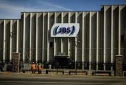 天天黄历陷入丑闻的巴西肉类巨头JBS在美上市 首日开盘报13.65美元